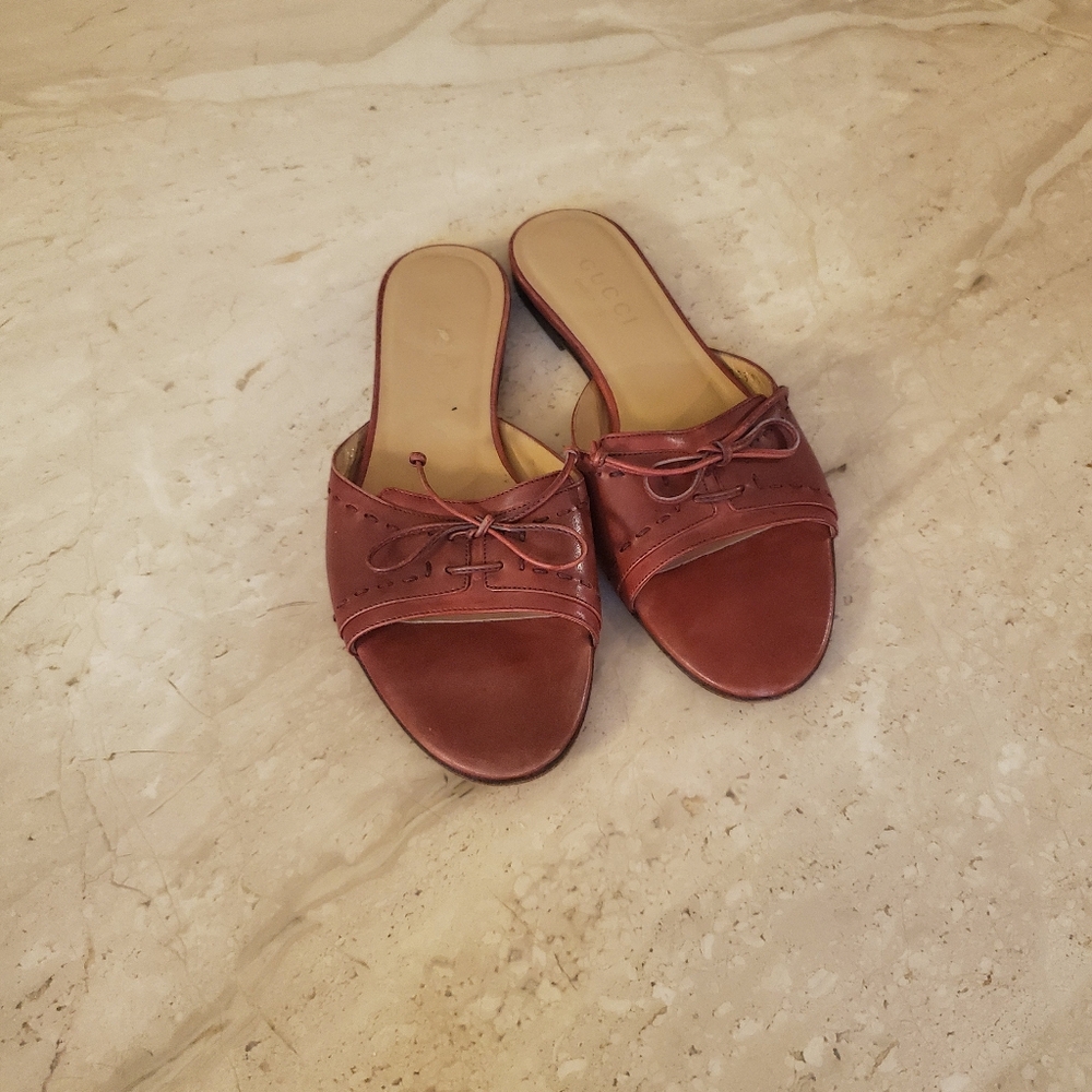 Gucci burgundy leather whipstitch bow slide sandals